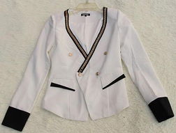 《潮流風向標 千百惠外貿(mào)精品服飾店——批發(fā)零售雙驅(qū)動，引領時尚新潮流》